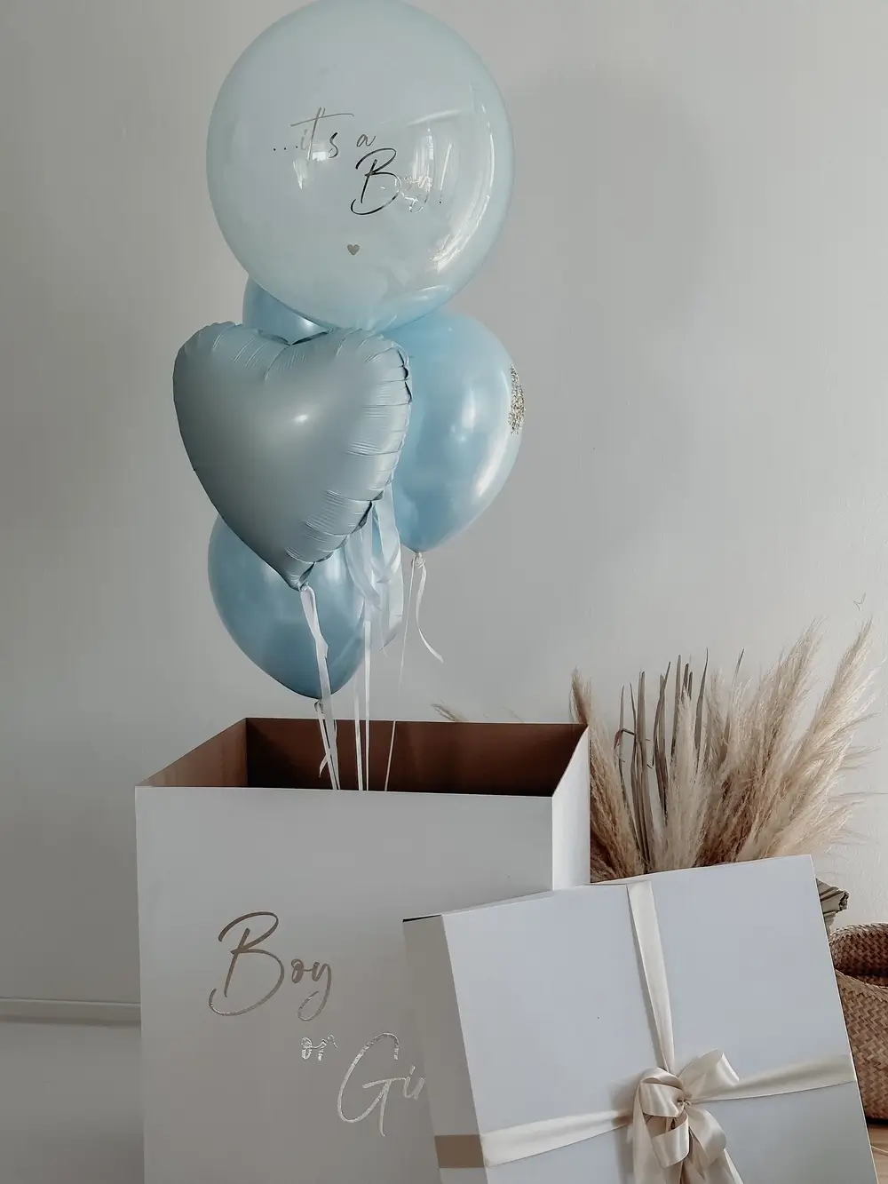 Pudełko niespodzianka z balonami w środku