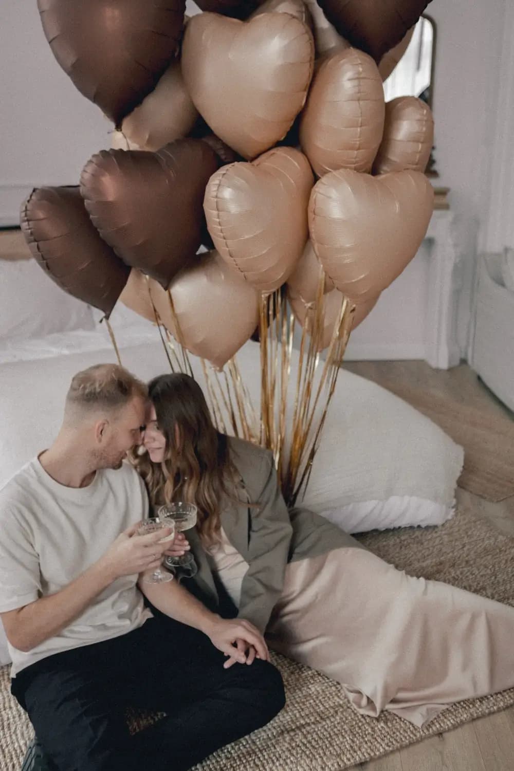 Duży zestaw balonów beżowych i brązowych serduszek