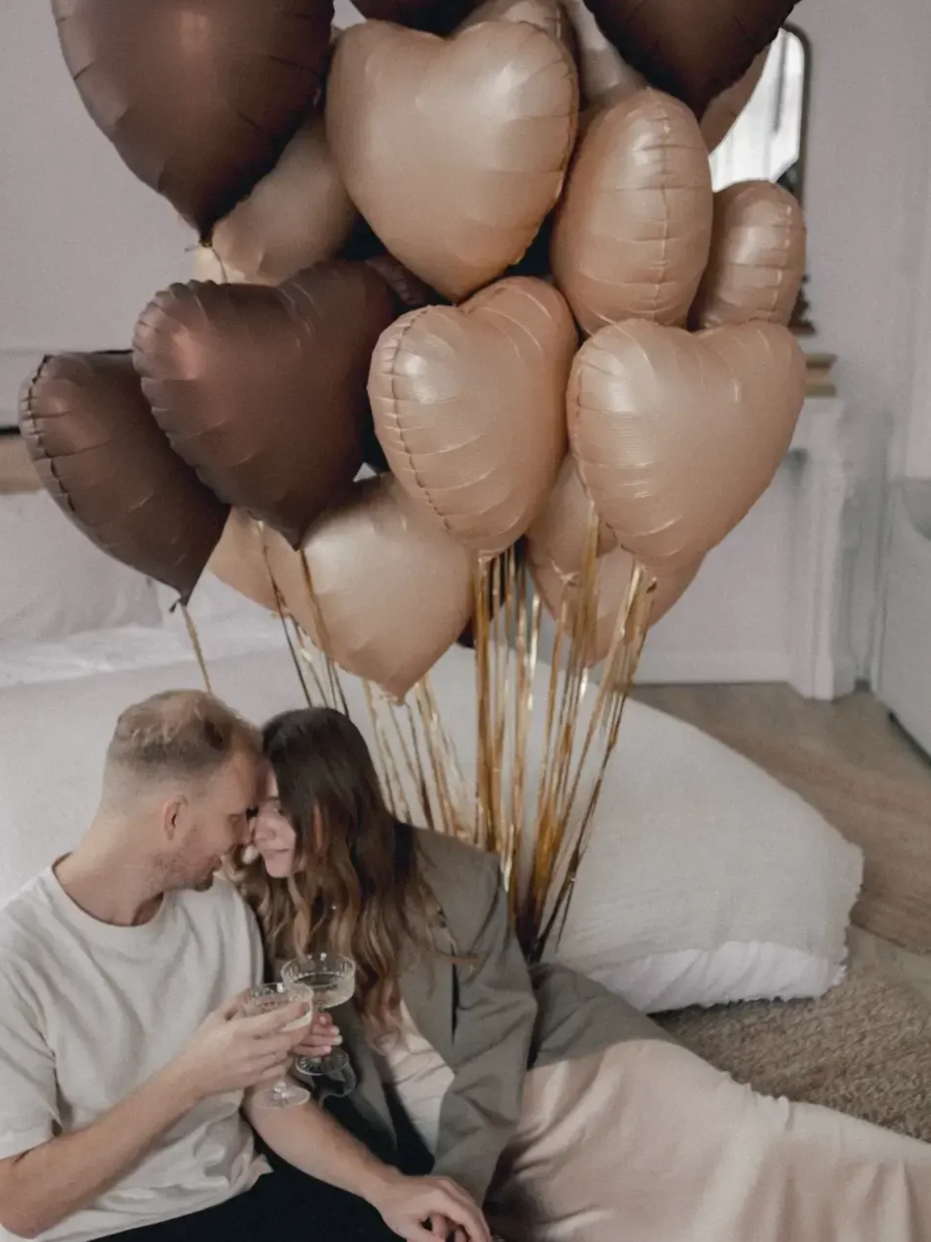 Duży zestaw balonów beżowych i brązowych serduszek